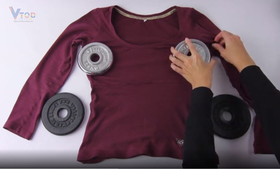 Cách làm áo thun rộng ra bằng các vật khối lượng nặng