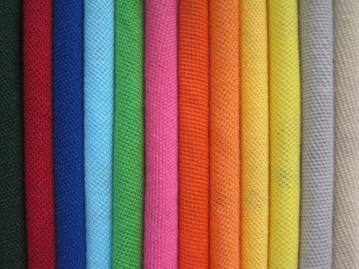 Vải Polyester (PE) là một loại vải may đồng phục thể dục được ưa chuộng